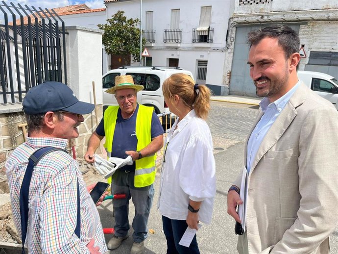 La subdelegada (centro), durante la visita a Villanueva de Córdoba.