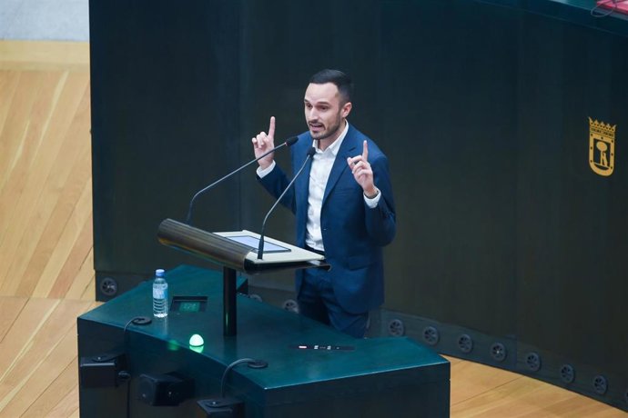 Archivo - El concejal del PSOE en el Ayuntamiento de Madrid, Antonio Giraldo Capellán, durante una sesión ordinaria del pleno municipal, en el Palacio de Cibeles, a 28 de enero de 2025, en Madrid (España). 