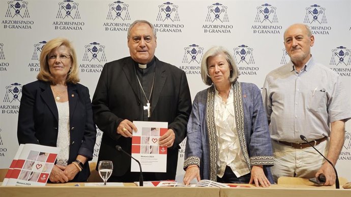 El arzobispo de Granada, José María Gil Tamayo, ha participado en la participación de la memoria anual de Cáritas,junto con su directora en la diócesis, Luisa María Maeso, a su izquierda en la imagen