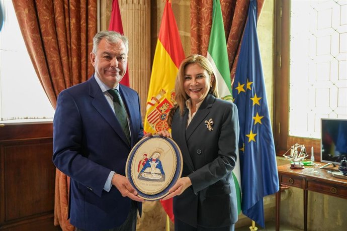 El alcalde de Sevilla, José Luis Sanz, y la alcaldesa del Distrito Nacional de Santo Domingo, Carolina Mejía, tras sellar el hermanamiento entre ambas ciudades.