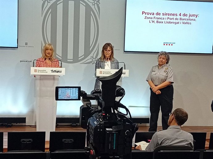 La directora de Protecció Civil, Marta Cassany; la sotsdirectora Imma Solé i la delegada del Govern a Barcelona, Pilar Díaz