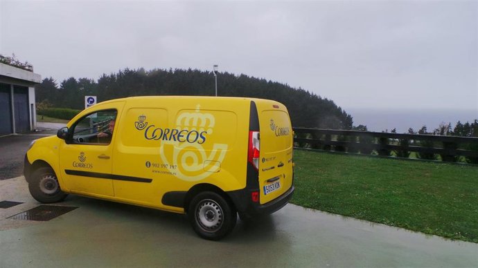Archivo - Furgoneta de reparto de Correos