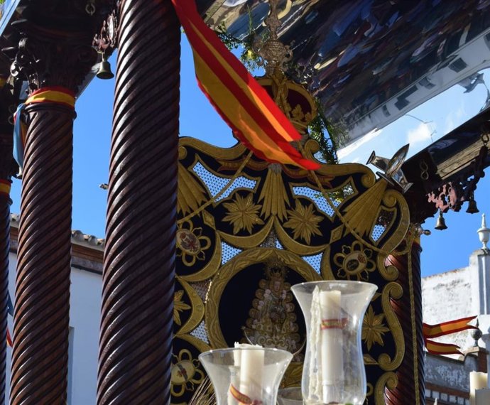 Detalle del Simpecado de la Hermandad Castrense de Tablada en su carreta.