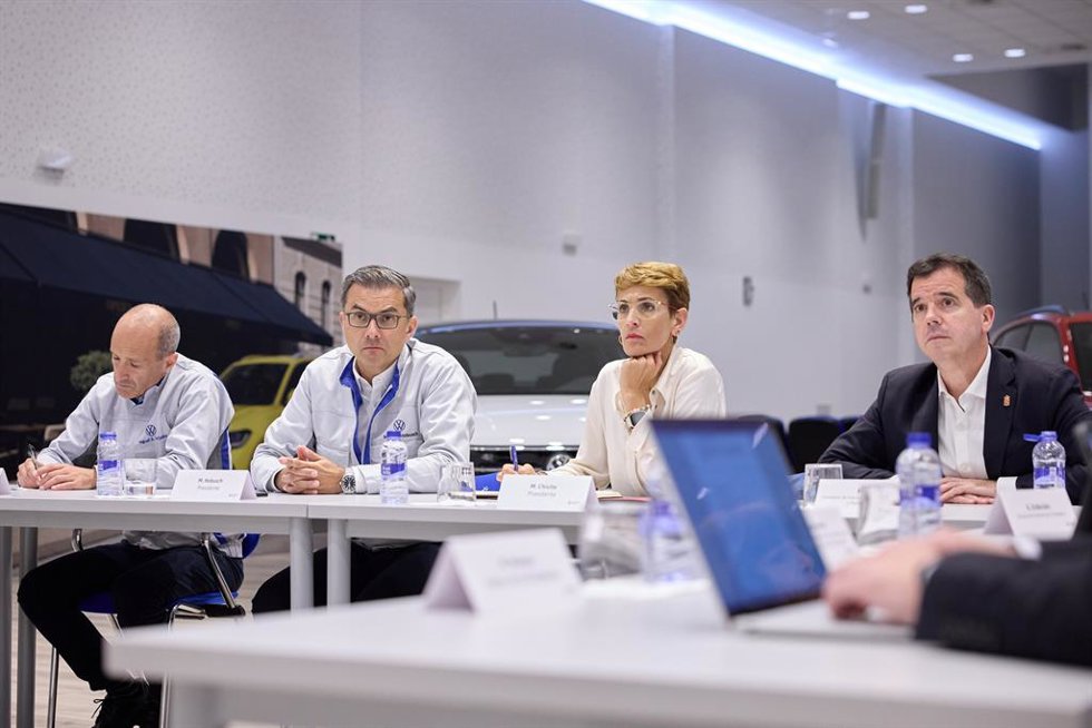 Archivo - La presidenta del Gobierno de Navarra, María Chivite,, el presidente de Volkswagen Navarra (i), Michael Hobusch y el consejero de Industria y de Transición Ecológica y Digital Empresarial del Gobierno foral, Mikel Irujo, en una reunión en Land
