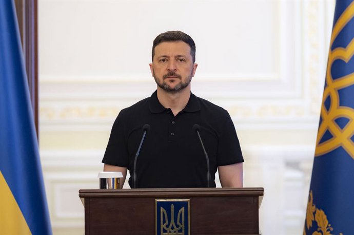 27 de maio de 2025, Kiev, Oblast de Kiev, Ucrânia: O presidente ucraniano, Volodymyr Zelenskyy, faz um minuto de silêncio durante uma cerimônia de premiação em homenagem às Forças de Operações Especiais e membros da família no Salão de Prêmios do Palácio 