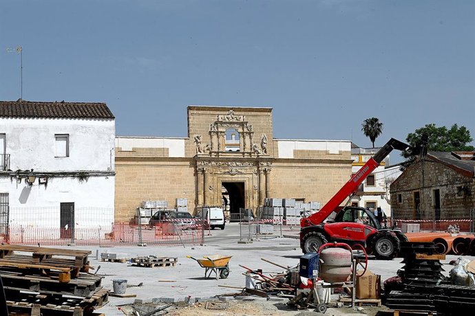 Obras en la Plaza del Mercado con el Palacio Riquelme al fondo, en Jerez de la Frontera (Cádiz)
