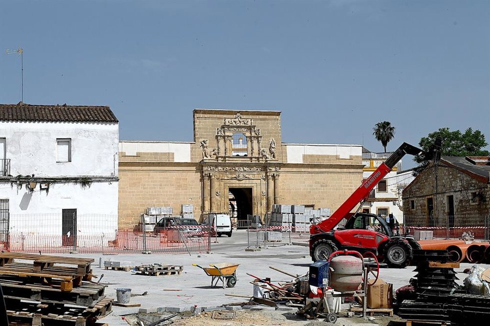 Obras en la Plaza del Mercado con el Palacio Riquelme al fondo, en Jerez de la Frontera (Cádiz)