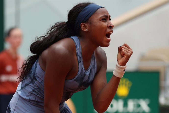 31 May 2025, France, Paris: US tennis player Coco Gauff celebrates defeating Czech Marie Bouzkova during their women's singles third round match of the French Open tennis tournament (Roland-Garros). Photo: Marcin Cholewinski/ZUMA Press Wire/dpa
