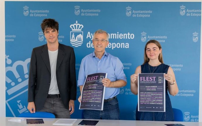 El alcalde de Estepona (Málaga), José María García Urbano; el responsable del evento, Alejandro Simón Partal, y la concejala adscrita al área de Juventud, Julia Simón, presentan la II edición del Festival Literario de Estepona