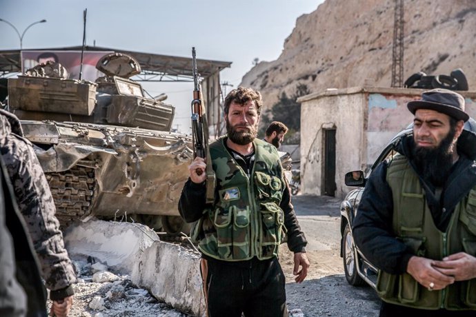 Archivo - December 10, 2024, Syria: An armed man poses in Syria, close to the border with Lebanon, following the fall of the Assad regime. Syrian president Bashar al-Assad's regime fell in December 2024.