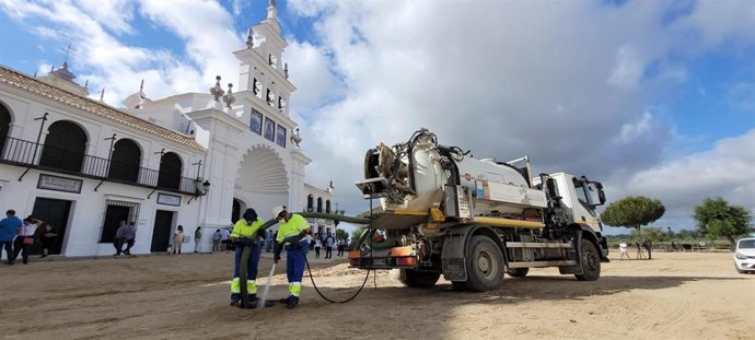 Trabajadores de Acualia en El Rocío (Huelva).