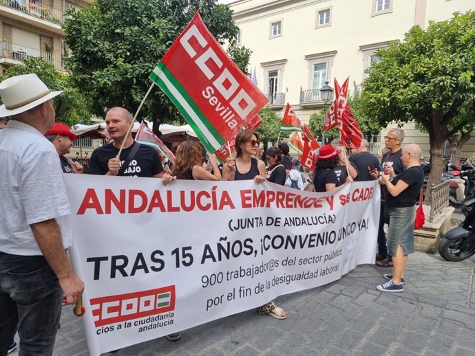 Archivo - Protesta de CCOO para pedir un nuevo convenio colectivo para la fundación. 