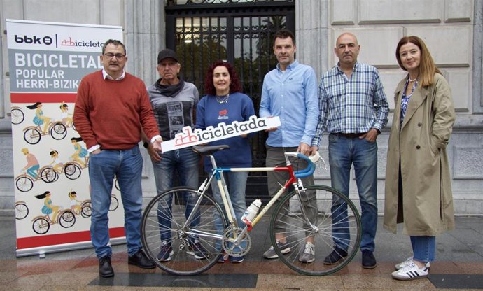 Karmele Tubilla con Andoni Madariaga, Igor Camaño y Óscar Seoane en la presentación de la Bibicletada.