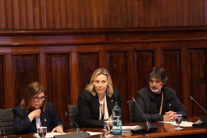 El vicepresidente de la Associació de Micropobles de Catalunya y alcalde de Sant Miquel de Campmajor (Girona), Oriol Serrà, comparece en el Parlament, junto a la presidenta del Área de Comercio de la FMC, Rosa Huguet