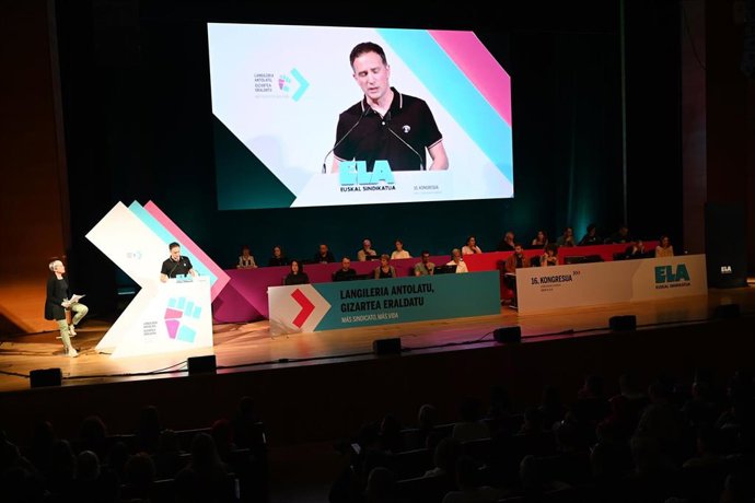 El secretario general de ELA, Mitxel Lakuntza, durante la apertura del 16º Congreso del sindicato ELA bajo el lema ‘Langileria antolatu, gizartea eraldatu’, en el Palacio Euskalduna