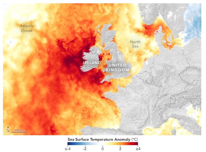 Las temperaturas superficiales del mar inusualmente cálidas se mantuvieron durante meses en las aguas que rodean el Reino Unido e Irlanda en la primavera de 2025.