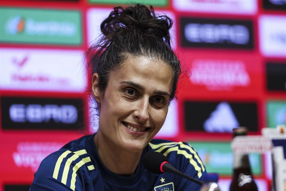 La seleccionadora española femenina de fútbol, Montse Tomé, en la rueda de prensa previa al partido contra Inglaterra de la Liga de Naciones Femenina, en el RCDE Stadium de Cornell