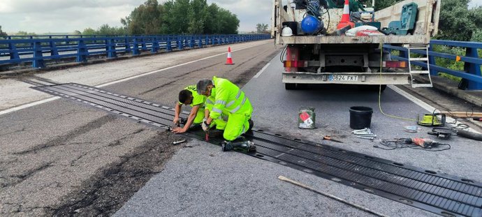 Archivo - Reparación de la junta de dilatación en el kilómetro 373 de la autovía A-4. (Foto de archivo).