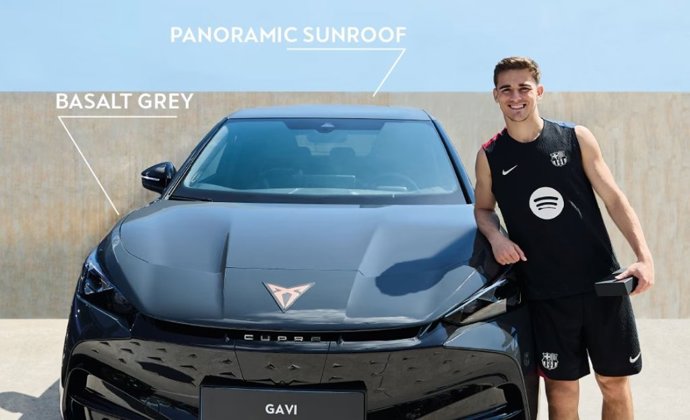 El jugador del Barcelona Gavi con su Cupra