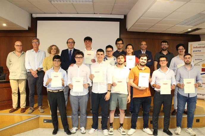 Foto de familia tras la entrega de premios del Concurso de Ideas de Emprendimiento.