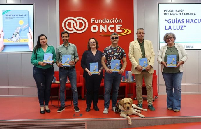 Fundación ONCE presenta 'Guías hacia la luz', libro inspirado en la vida de David Casinos y sus perros guía