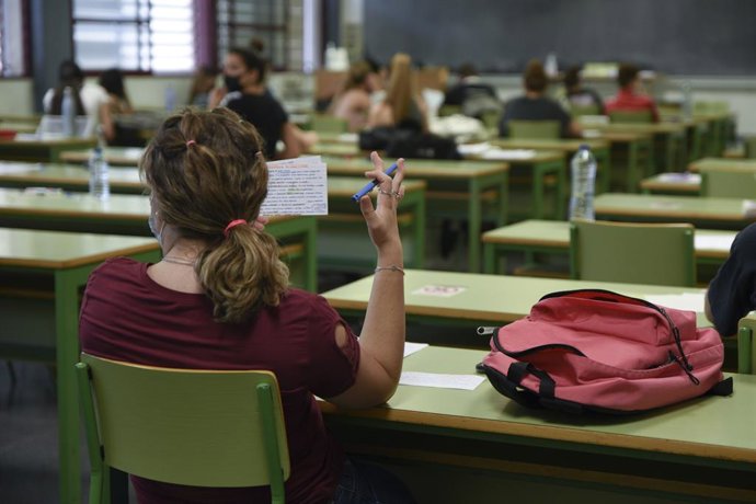 Archivo - Arxiu - Una estudiant en un dels exàmens de la selectivitat 2021 a la Universitat Politècnica de València, el dia del començament dels exàmens de selectivitat 2021, a 8 de juny del 2021, a València, Comunitat Valenciana, (Espanya). 