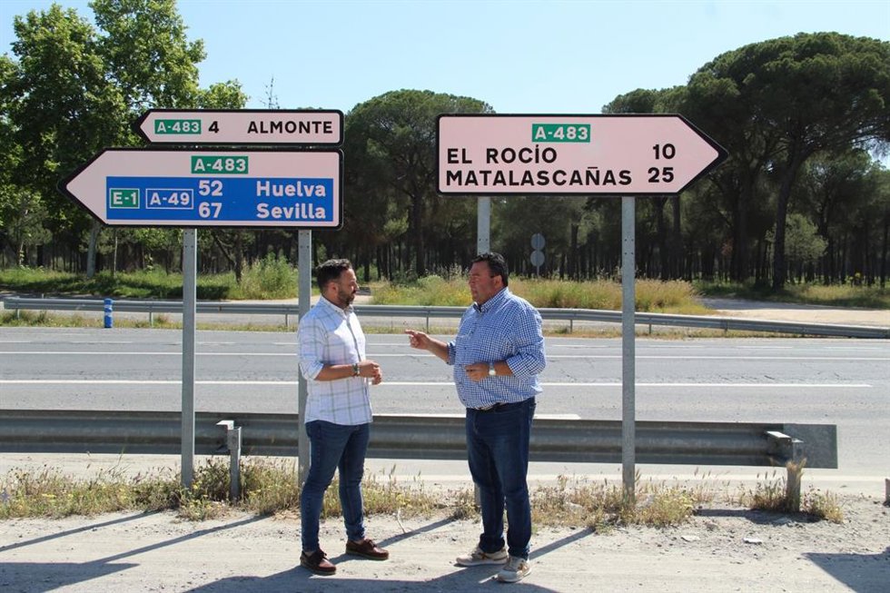 El portavoz de Vox en la Diputación de Huelva, Miguel Ángel Sánchez Cuéllar (izquieda), y el portavoz de la formación en el Ayuntamiento de Almonte, José Joaquín de la Torre.