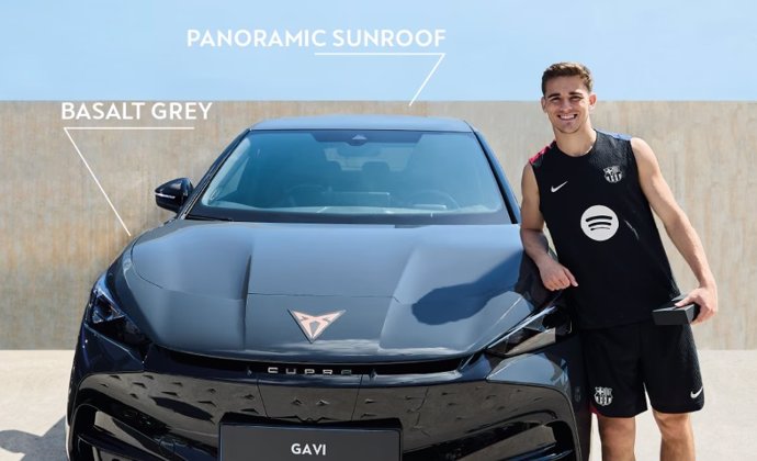 El jugador del FC Barcelona Gavi amb el seu Cupra