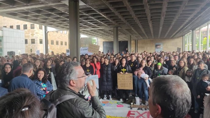 Los sindicatos de enseñanza se dirigen a los docentes tras dar por concluida la reunión de este lunes con el Principado.