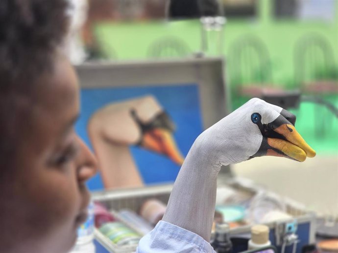Paciente del Hospital 12 de Octubre con la mano pintada por Guido Daniele.