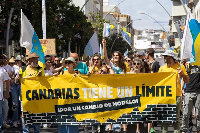 Varias personas durante una manifestación contra el turismo masivo en Santa Cruz de Tenerife