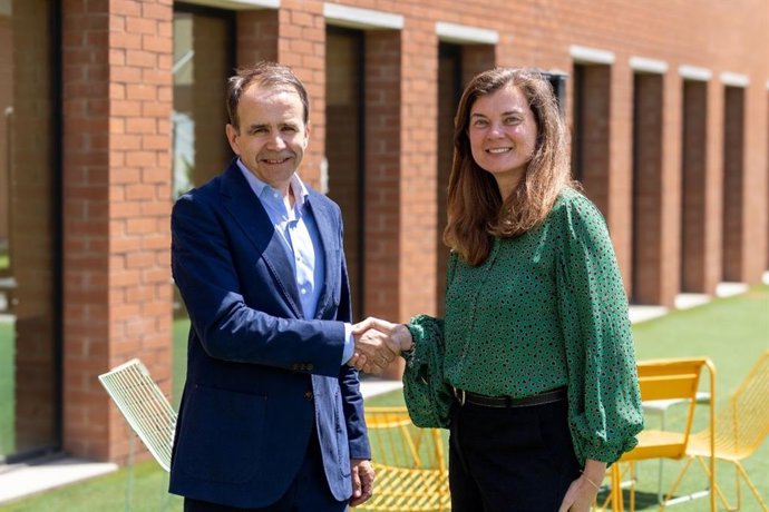 El director general de Negocio de Integra, Ignacio Solanilla, y la 'sales director' Partner & Alliances de Signaturit Group, Natalia Fernández.
