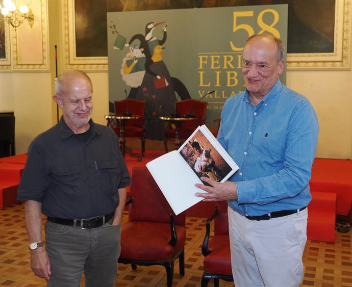 'Delibes, Los Pájaros Y Los Niños', De Gustavo Marín Garzo Y José Manuel Navia, En Homenaje Al Literato Vallisoletano. En La Foto, Martín Garzo, A La Derecha, Junto Al Fotógrafo.