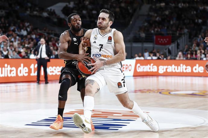 Archivo - Kamar Baldwin y Facundo Campazzo durante el Real Madrid-Baskonia de la Euroliga 24-25