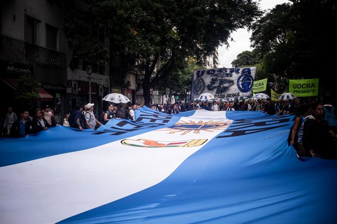 Archivo - April 9, 2025, Buenos Aires, Buenos Aires, Argentina: In a time of national and international crisis, thousands of workers marched to Congress this Wednesday, the day before the April 10th general strike called by the CGT. The strike coincided w