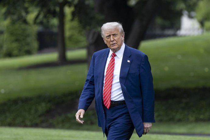 30 de maio de 2025, EUA, Washington: O presidente dos EUA, Donald Trump, sai da Casa Branca, em 30 de maio de 2025, em Washington, a caminho da U.S. Steel's Irvin Works em West Mifflin, Pensilvânia, onde falará sobre um novo acordo de investimento entre a