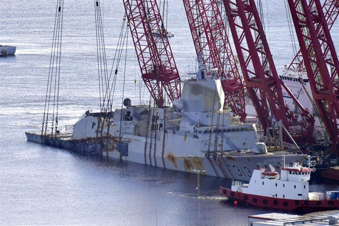 Archivo - 28 February 2019, Norway, Bergen: Cranes raise the the KNM Helge Ingstad Norwegian naval frigate that collided with an oil tanker in November and has been submerged since then. Photo: -/NTB scanpix/dpa