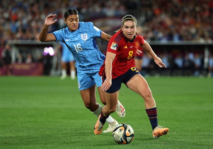 Archivo - Mariona Caldentey ante Jess Carter durante la final del Mundial de 2023 entre España e Inglaterra