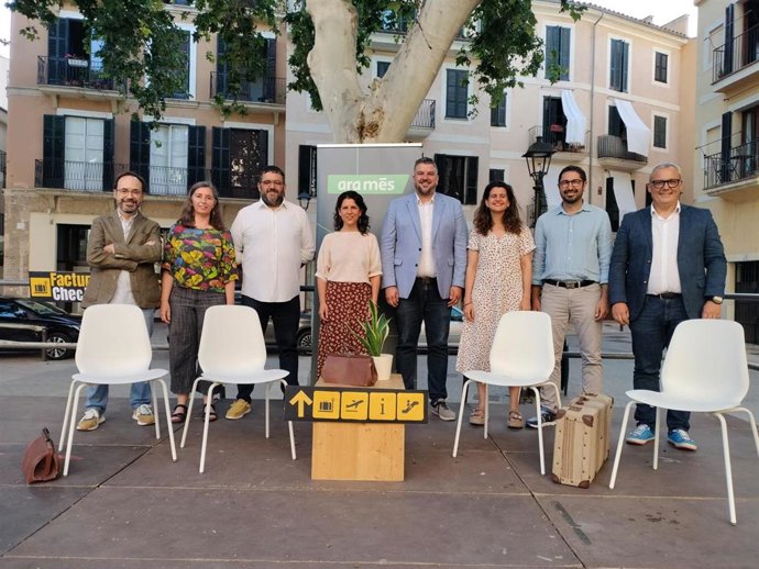 Miembros de Ara Més presentan el proyecto para el traspaso de la gestión aeroportuaria.