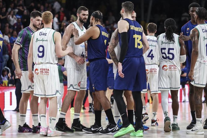 Archivo - Players FC Barcelona shake hand with players Unicaja during the Liga Endesa ACB, match played between FC Barcelona and Unicaja at Palau Blaugrana on April 27, 2025 in Barcelona, Spain.