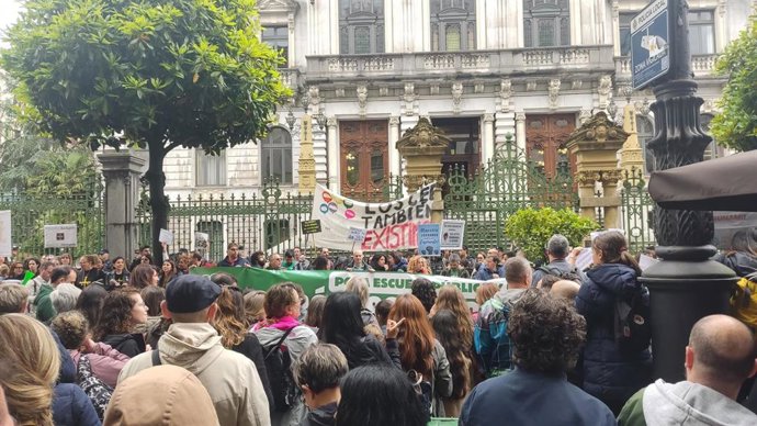 Los docentes en el quinto día de huelga de Educación protestan ante la Junta General.