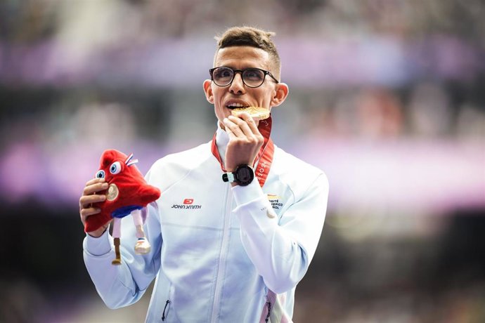 Archivo - Yassine Ouhdadi muerde su medalla de oro en los 5.000 metros de la clase T13 de los Juegos Paralímpicos de París