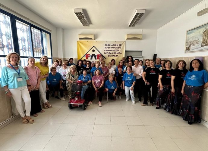 El presidente de la Diputación Provincial de Jaén, Paco Reyes, en su visita a la sede de la Asociación de Fibromialgia y Fatiga Crónica de Baeza.