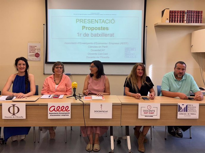 Els representants de la plataforma en roda de premsa aquest dilluns
