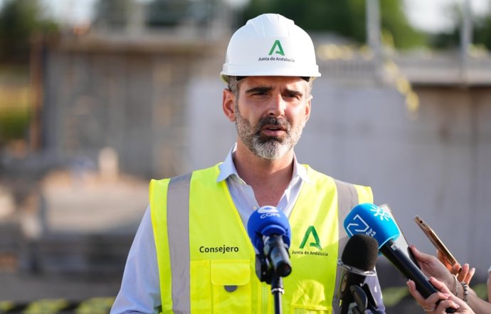 El consejero de Agricultura, Pesca, Agua y Desarrollo Rural, Ramón Fernández-Pacheco, en su visita a las obras de la Estación Depuradora de Aguas Residuales.