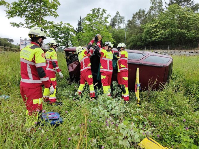 Dos heridos, uno menor, en una salida de vía con vuelco con la A-8 en Bárcena de Cicero