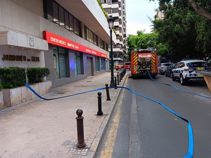 Bomberos extinguen un incendio en un edificio de la plaza Legión Española