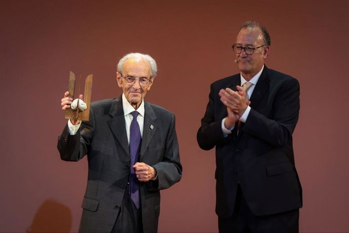 Pere Lluís Font recibe el Premi d'Honor de les Lletres Catalanes