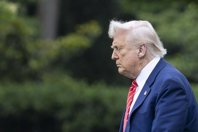 30 de maio de 2025, Washington, Distrito de Colúmbia, EUA: O presidente dos EUA, Donald Trump, sai da Casa Branca, em 30 de maio de 2025, em Washington, a caminho da U.S. Steel's Irvin Works em West Mifflin, Pensilvânia, onde falará sobre um novo acordo d