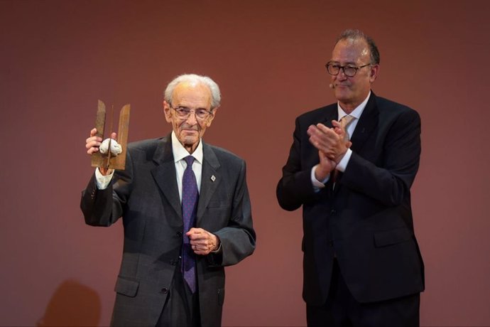 Pere Lluís Font rep el Premi d'Honor dels Lletres Catalans